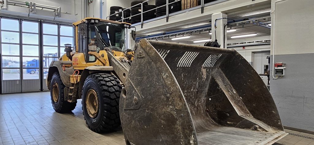 En Volvo L120H hjullastare med 4 nya BKT EARHTMAX SR 41