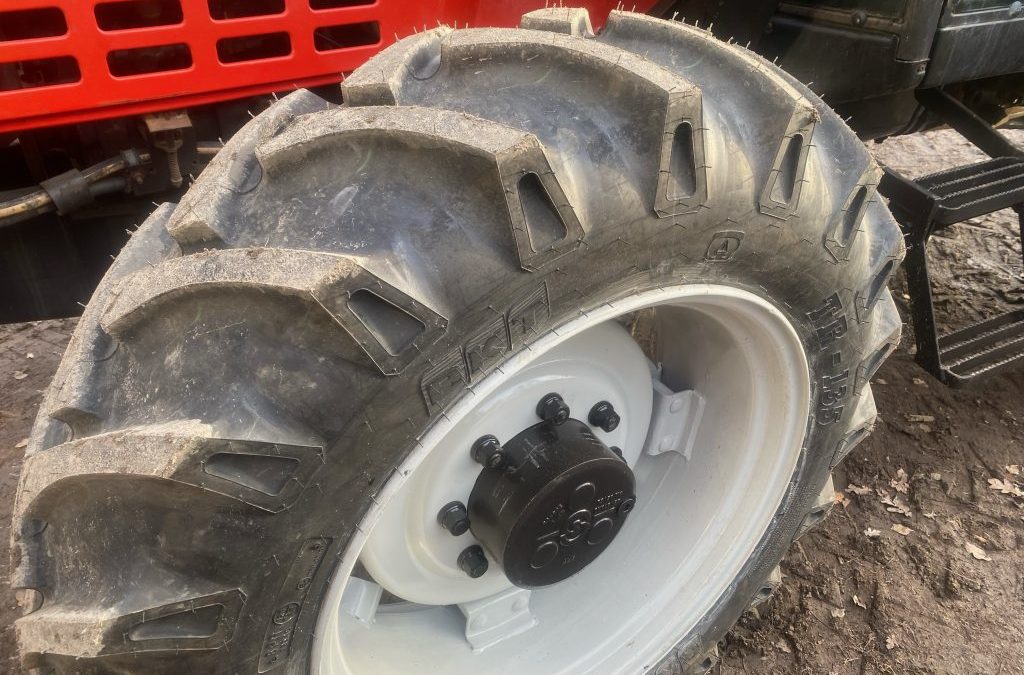 En Valmet 6300 med BKT-däck ligger ute på julauktion.