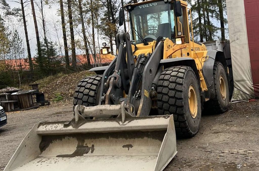 En Volvo L120H hjullastare skodd med HILO E4 BDTS i dimension 23,5R25.