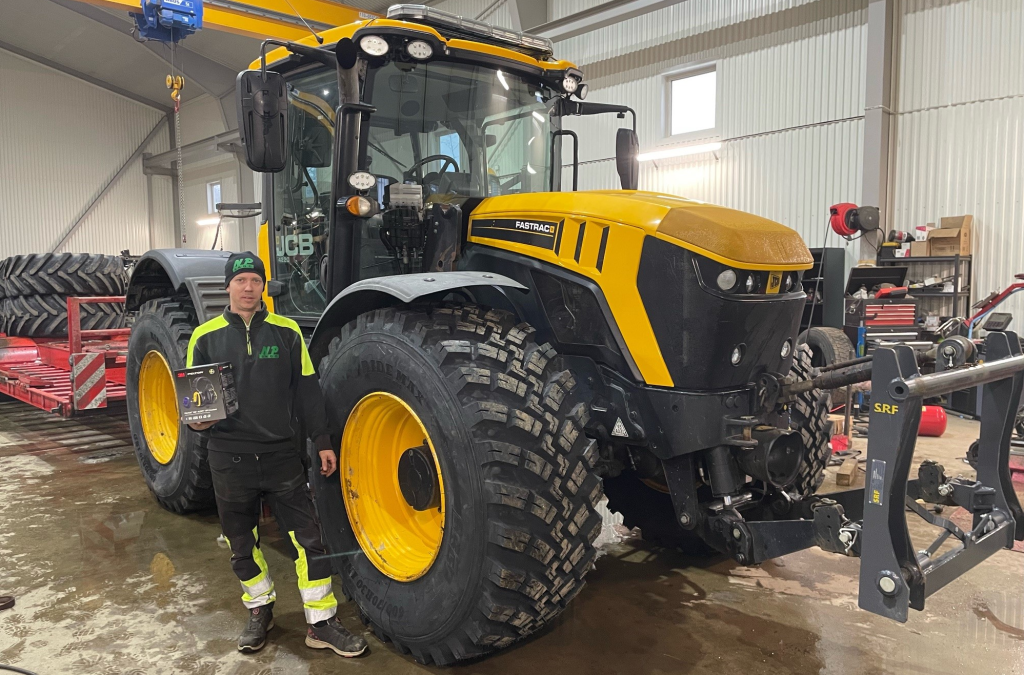 En JCB FASTRAC 4220 med nya vinterdäck.