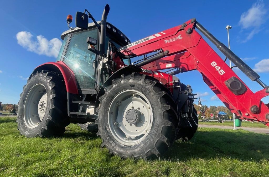 Heby Däckservice AB/Däckteam skor en Massey Ferguson med BKT AGRIMAX RT 765.