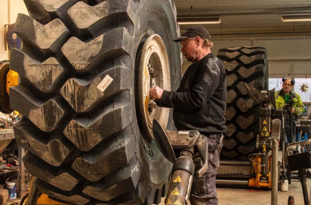 Gahnströms Maskin & Fordonsservice AB utrustar en Komatsu WA500 hjullastare med BKT EARTMAX SR50