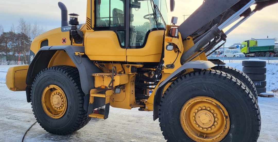 Däckpolarna i Kalix AB, Däckpartner, har skott en Volvo L70G med HILO SNOWMASTER.